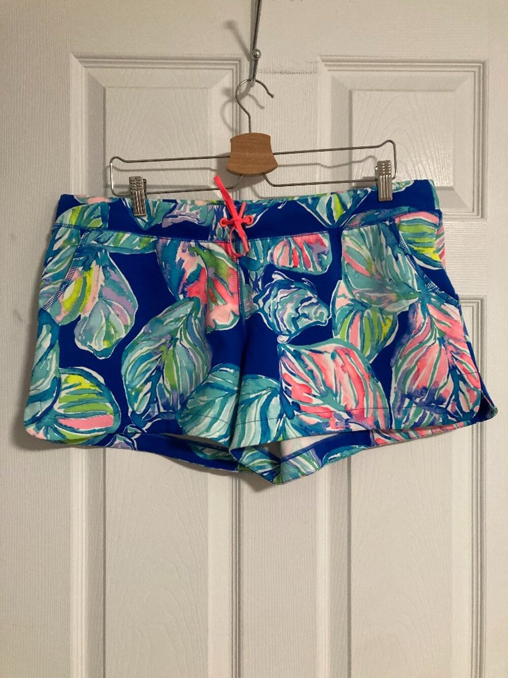 Lilly Pulitzer Luxletic Shorts Size XL Blue Tropical Leaf Print Active